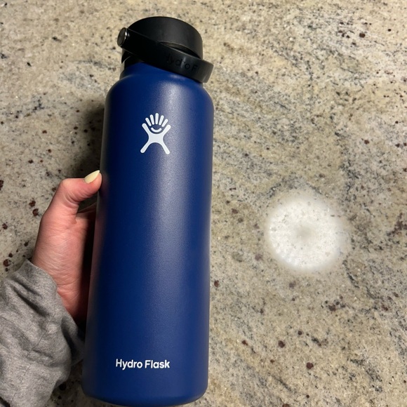 Navy 40 oz hydroflask - Picture 1 of 5
